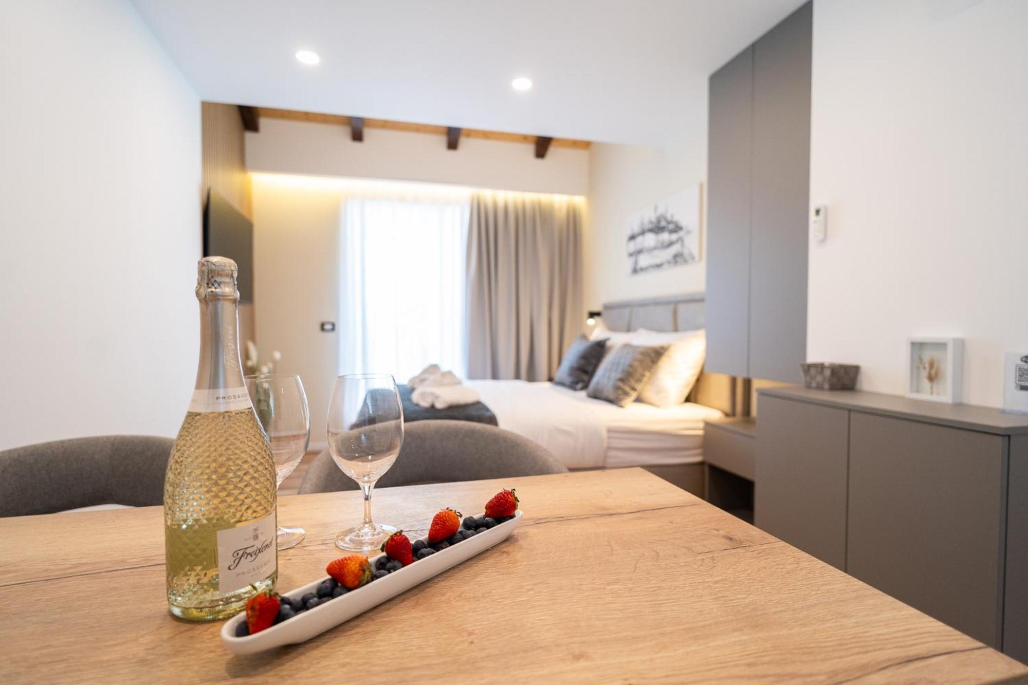 Seafront Sunset Studio&rooms Apartment