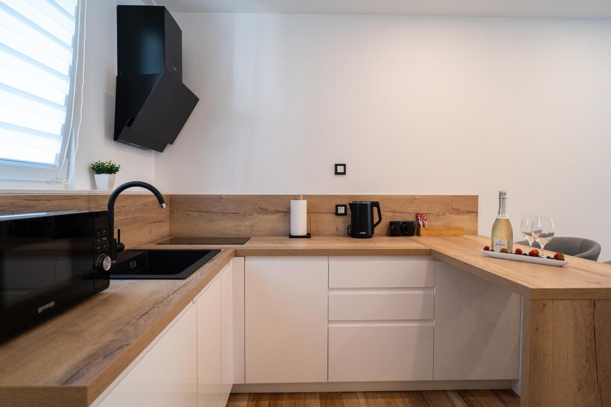 Seafront Sunset Studio&rooms Apartman *